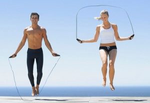 Perder peso rápido pulando corda: 3 exercícios simples e complexo 2